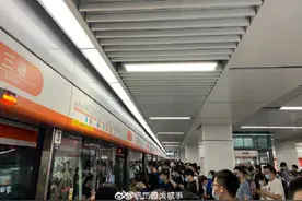 今早，杭州地铁2号线一个急刹车后不动了，站台里乌泱泱都是人！地铁官方回应图片