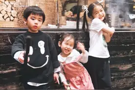 黄英儿子给戚薇女儿写信约会！开心到字飘了，同框lucky更高图片