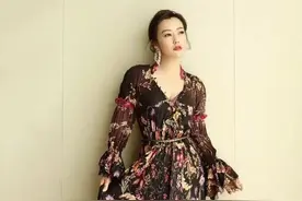 郝蕾终于不再低调了，碎花蕾丝拼接裙不系扣，大秀傲人曲线好身材图片