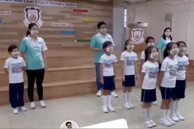 霍启刚郭晶晶参加儿子校园活动，意外曝光所在小学，学费仅需1万1图片
