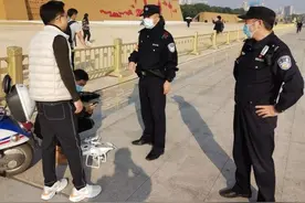 丹凤门广场有人“黑飞”无人机 被民警当场查扣图片