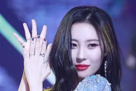不愧是南韩腿精李宣美！湿身跳舞长腿撩人，衣品更是好的没话说图片