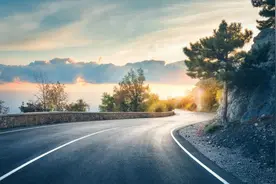 虽只差一个字母，但in the road和on the road却是天壤之别图片