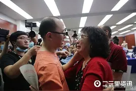 泪目！六旬母亲苦寻儿子32年，曾帮4个被拐孩子找到家人，如今母子相认了图片