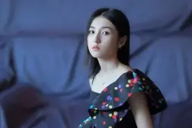 有种“发育过猛”叫张子枫，18岁穿上吊带裙，腿细得我崩溃图片