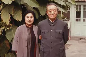 为求娶学生,艾青抛弃怀孕发妻、跳湖自杀,45岁生日当天另娶第三任图片