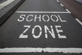 韩国小学生成为马路杀手，碰瓷车辆只为勒索零花钱图片