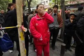 “睡衣妈妈”校门口接孩子引争议，方便了自己，却不顾孩子的尊严图片