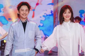 何炅与小鲜肉牵手压马路，他出道26年，有过5个绯闻对象图片