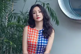 在台上掉出套子引热议，有损性感女神形象，搭配美上天！图片