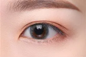 加一条彩色眼线，眼妆会有什么不同？图片