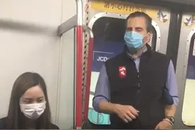 香港地铁疑似出现老外摘口罩、抹口水，在新冠肺炎疫情期间很危险图片