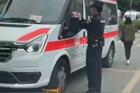 广东一救护车在医院被保安锁车，驾驶员：询问过保安，此前未遇到过锁车图片