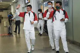 冠军凯旋，首枚金牌背后……图片