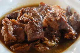 炖牛肉时，什么时候放盐最合适？顺序弄错，难怪牛肉不烂不入味图片