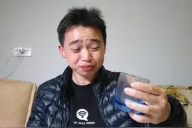 城市小伙试喝可乐+味精，试吃后整个人感觉很怪，这是为什么呢？视频封面