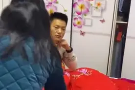 安徽一男子结婚当天睡过头，母亲急得掀被窝，姐姐：差点拿鞋打了图片