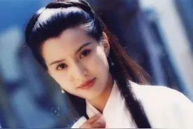 李若彤无锡拍照，曼妙身姿似少女，依旧是25年前的美艳姑姑图片