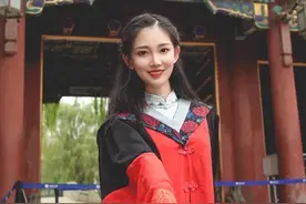 北大美女校花毕业了，毕业照神仙颜值火爆全网，曾是山大本科生图片