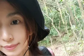 Hebe微博晒与Ella一起爬山照，两人搞怪心情好图片