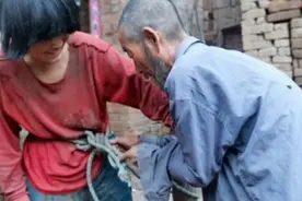 七旬光棍老人捡了个年轻姑娘，他们生的儿子让人看了心疼图片