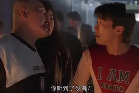 星爷为哄邱淑贞开心 拿光头佬开刀 把光头佬的头打到戴头盔图片