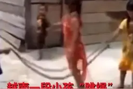 一群越南小孩拿蛇当绳大玩跳绳 拍摄者还在一旁鼓励孩子继续玩图片