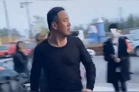 网友偶遇47岁杨坤商演，尖头皮鞋破洞裤有点潮，走路别扭疑内急图片