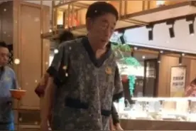 89岁杨少华罕露面，瘦到皮包骨衣服都挂不住，脱鞋吃饭没包袱图片