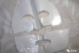 面膜中那层塑料纸到底有啥用？多数人直接扔掉，难怪敷了也没效果图片