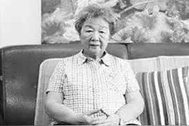 1984年，一“扫大街”的老妇捐给政府24亿，卑微说道：替丈夫赎罪图片