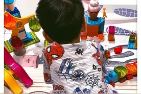 陈妍希夫妻分离半年将重聚，母子隔离玩乐高，分享星星甩锅神逻辑图片