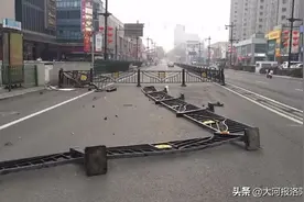 河南：女司机开车时与男友起争执，情绪失控后居然这样做图片