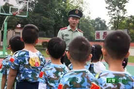 萌娃进军营，画面有点甜图片