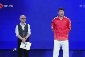 200斤冠军来相亲，24号女胖子一把把他撂倒，地板都快摔坏了图片