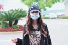 杨颖全黑LOOK走机场，4200T恤一万多包包，低调才是最奢华的炫耀图片