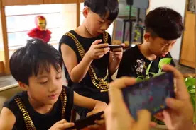 《摩尔庄园》：人均小丑的小学生游戏，是躺平的韭菜的世外桃源图片