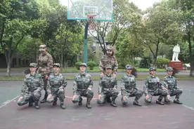 南充军分区组织女兵役前训练图片