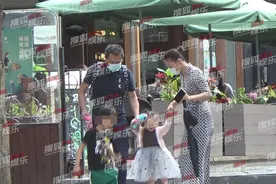 独家：王学兵一家四口逛街 手拿奶瓶变超级奶爸图片