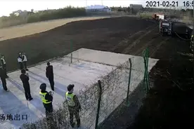 爸带娃做实验，烧毁草坪一片图片