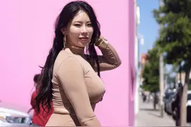 韩国阿姨年过40，打造完美腰臀比，一双粗腿与众不同图片