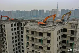 挖掘机高楼顶拆楼！怎么做到的？图片