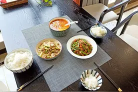 午餐只有3个菜，走红朋友圈，网友：厨房热气腾腾，生活蒸蒸日上图片