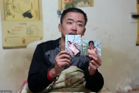 嗜酒如命锁上铁链也难戒，1斤白酒2口喝下，肚胀如球跪地求医图片