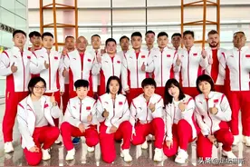 国乒幕后功臣全体亮相，刘国梁拥抱肖战庆祝，王曼昱把金牌献恩师图片