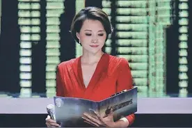 董卿也要玩性感？落地长裙不选偏穿高开叉，露出长腿的那刻心动了图片