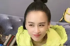 杨子晒探班黄圣依视频 阔太吃盒饭对镜露甜笑图片