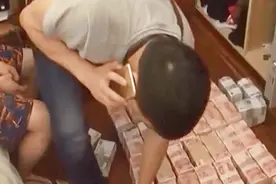母子俩家中藏钱近700万，房间每个角落都塞满现金，与其身份不符视频封面
