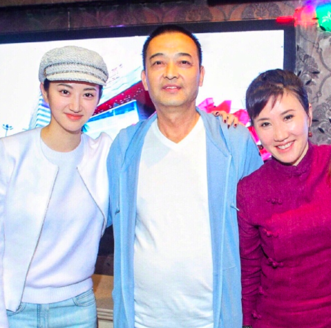 景甜父亲罕见露面，陪女儿看病烟瘾难耐，挺肚腩打扮朴素不似富豪