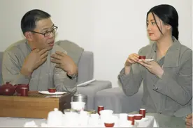 鸿星尔克亏2.2亿捐款5000万，他身家暴涨3650亿，给郑州捐2万箱水图片